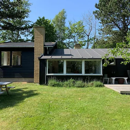 Summer House With Terraces Near Kikhavn Casa de Férias Hundested